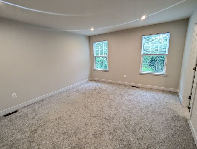 Building Photo - New Build (never lived in) townhouse avail...
