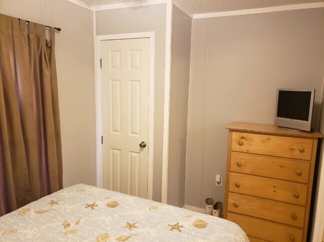 Building Photo - 161 E Crest Dr