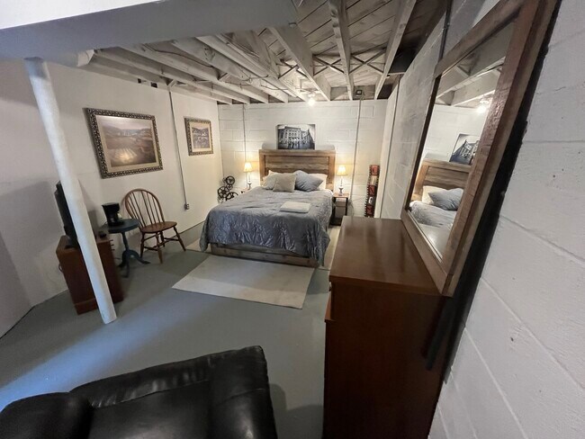 SPARE 4TH BEDROOM BASEMENT - 2925 Center St