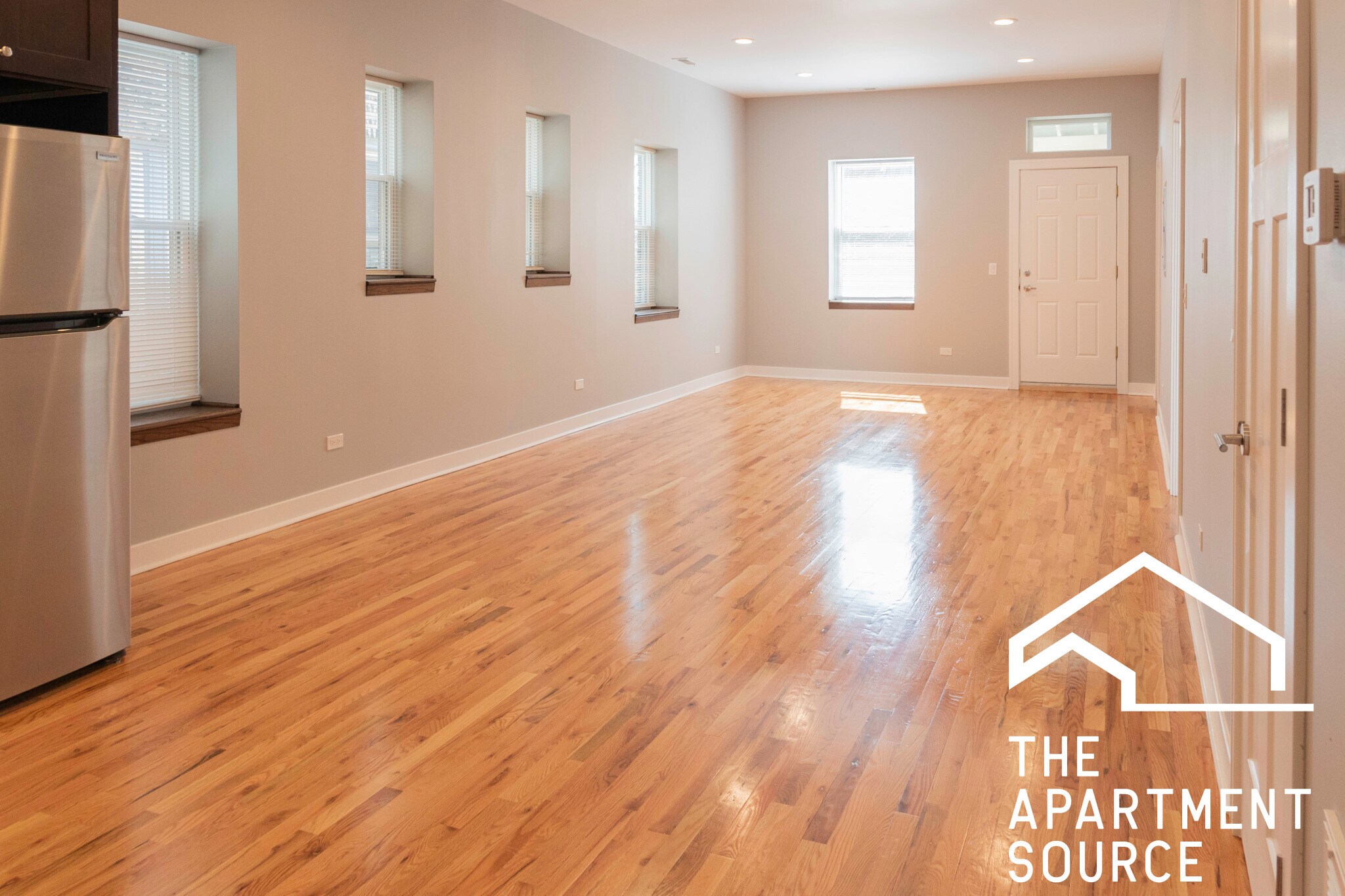 Building Photo - 1929 W Montrose Ave