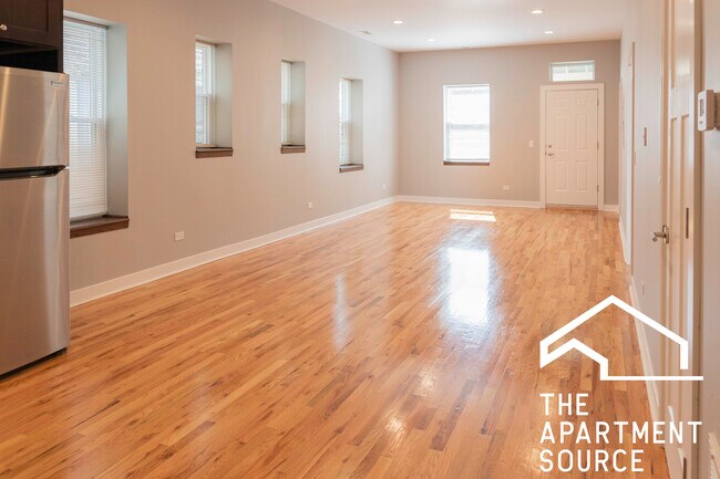 Building Photo - 1929 W Montrose Ave