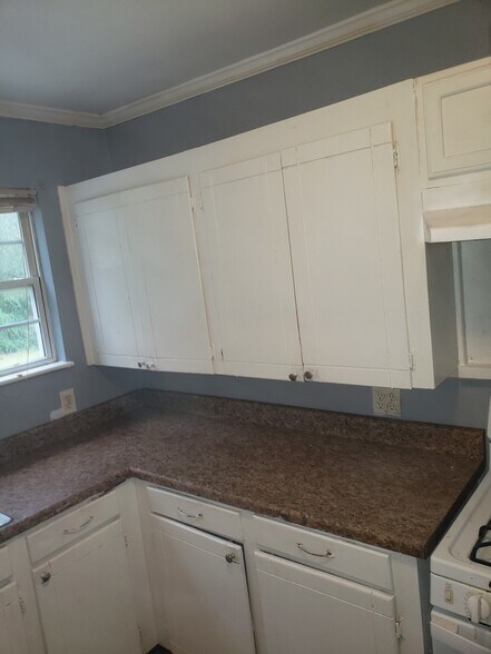 Building Photo - 2204 Sweet Briar Dr