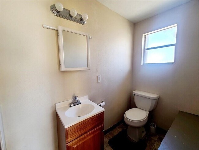 Building Photo - 309 Hackberry St