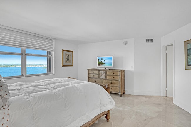 Building Photo - 5200 N Ocean Dr