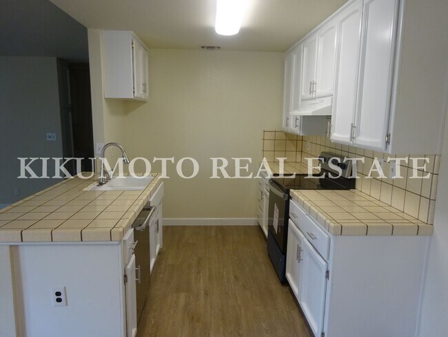 Building Photo - 2 bedroom, 2 bath, 2 car garage Half-plex in the Greenhaven area