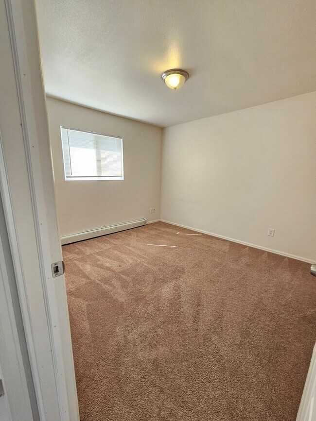 Building Photo - Cute 2 bedroom unit on University Dr.