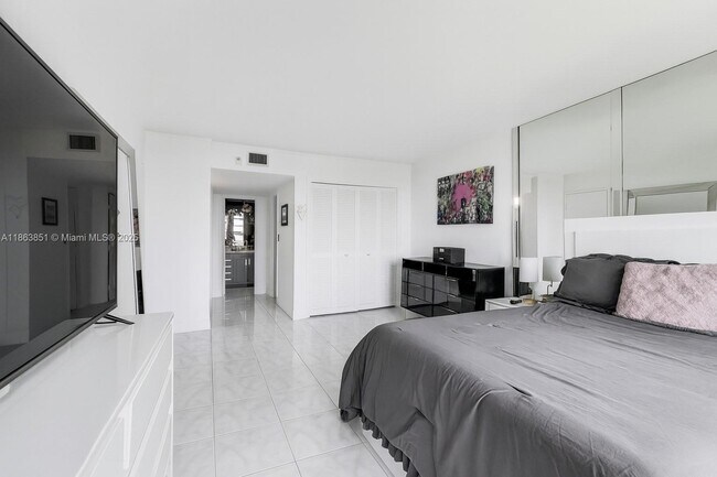 Building Photo - 2661 S Course Dr