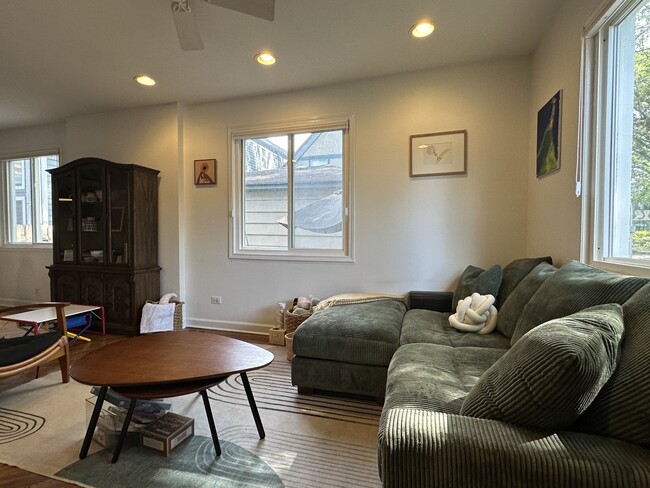 Building Photo - 4311 N Claremont Ave