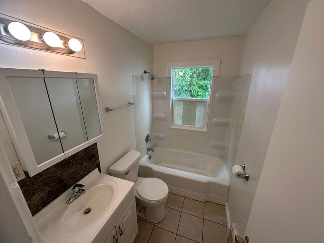 Building Photo - 2-bedroom house available now