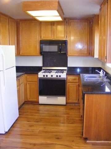 Building Photo - 12251 Moorpark St