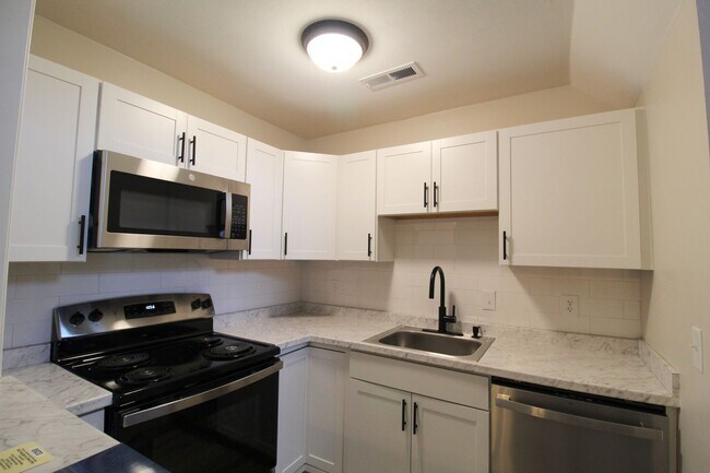 Building Photo - 1362 Bradley Dr