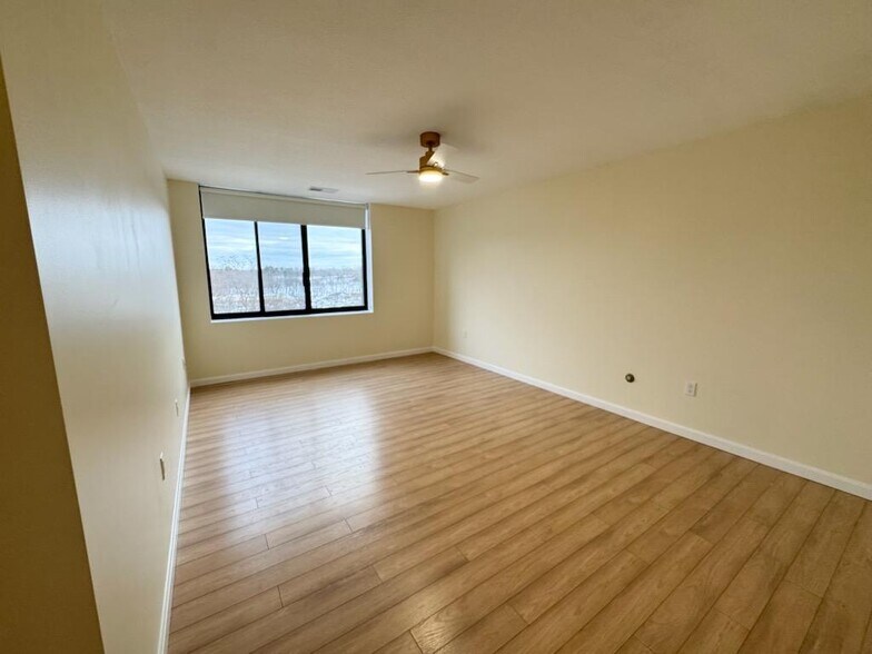 Main bedroom - 1004 Paradise Rd