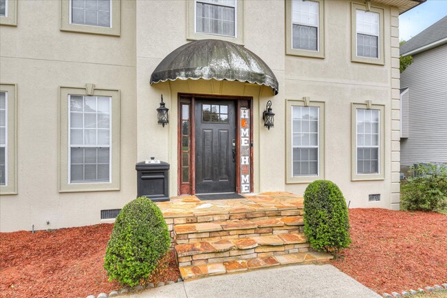 Building Photo - 4 bedroom 2.5 bath home on the water with ...