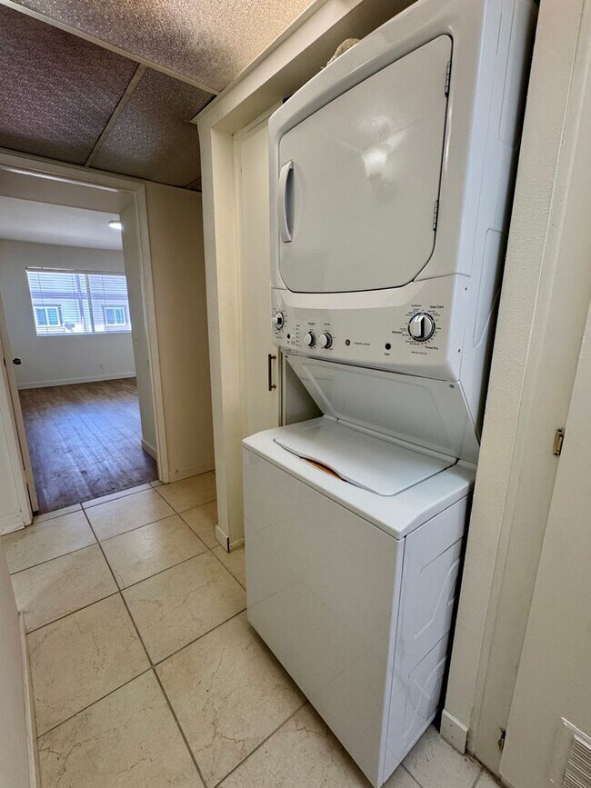 Building Photo - Spacious 2 Bedroom 2 Bath Condo