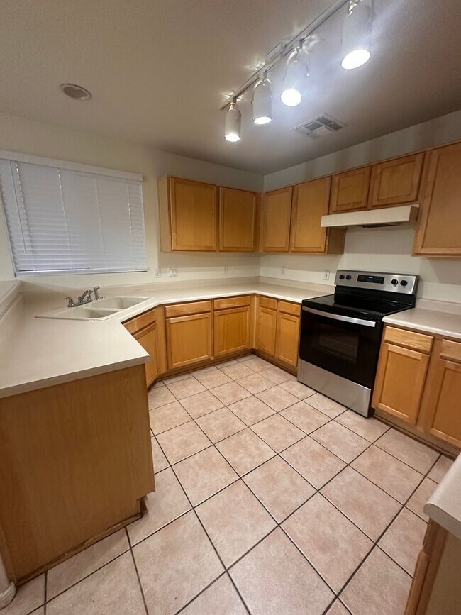 Building Photo - GREAT 4 BEDROOM 2 BATH HOME