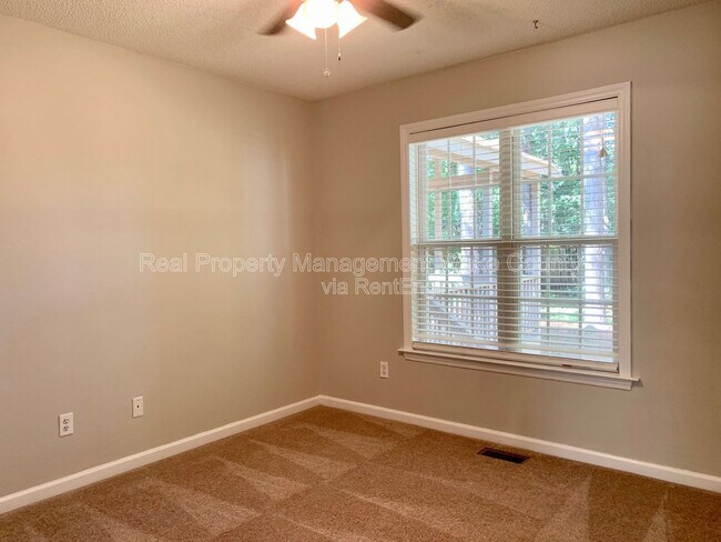 Building Photo - 609 Stinson Ave
