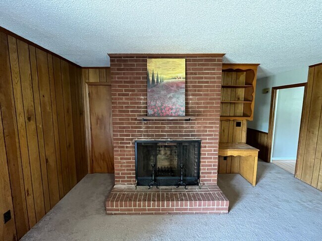 Building Photo - Spacious 4-Bedroom 3-Bathroom Brick Home in Arcadia Area