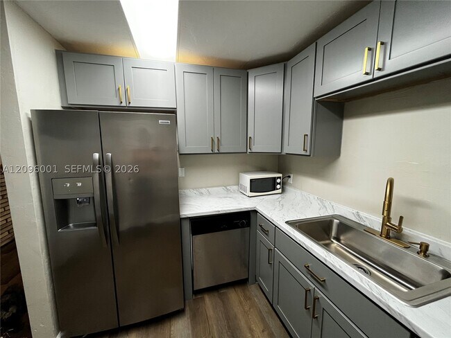 Building Photo - 816 Beech Rd