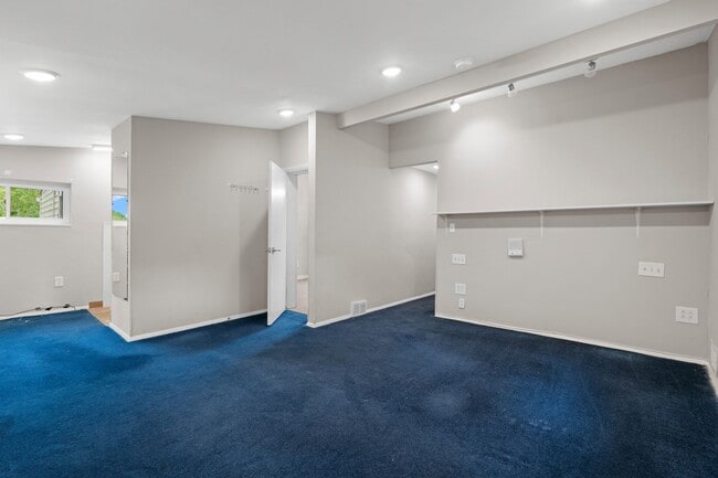 Building Photo - 136 Locust St