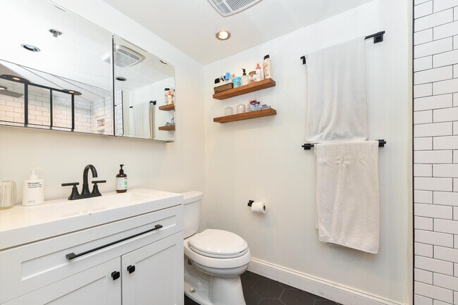 Building Photo - 700 1st St