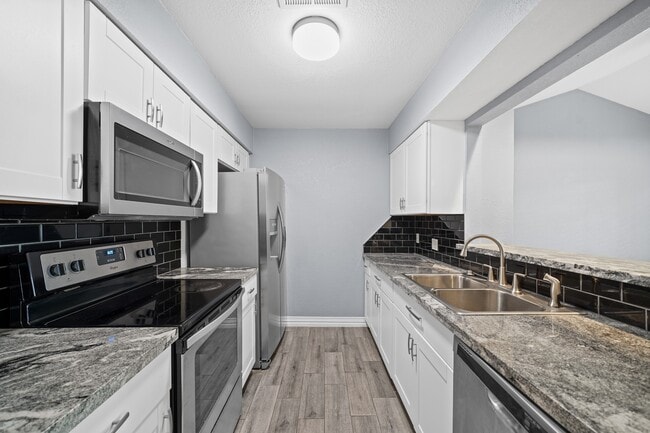 Building Photo - 8 Hideaway Dr