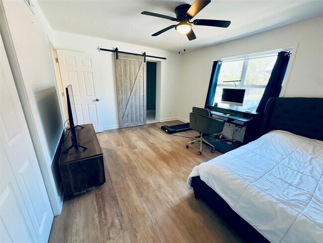 Building Photo - 275 Winding River Dr