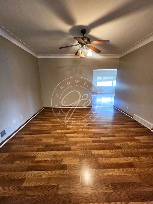 Building Photo - Unique 3-bedroom, 2.5-bath unit within a 4-unit complex offers over 1,100 square feet of living s...