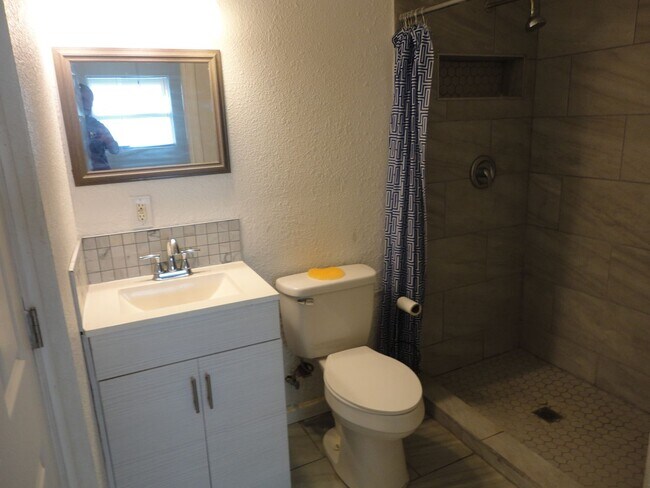 Building Photo - Nice 4 bedroom/2 Bathroom home