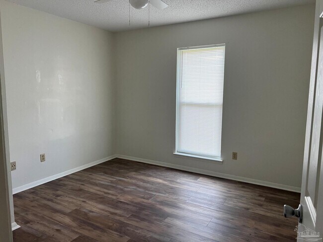 Building Photo - 3244 Maplewood Dr