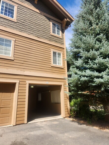 garage with driveway - 520 River View Dr