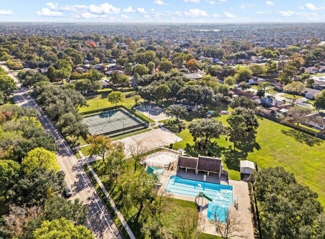 Building Photo - 303 Knoll Forest Dr