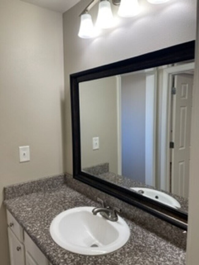 Building Photo - 16403 Ellis Ave