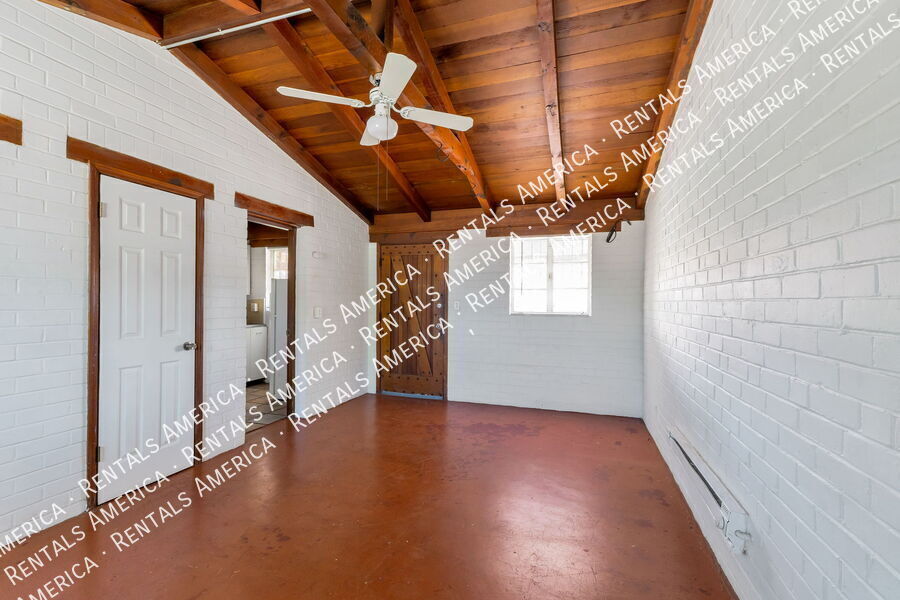 Building Photo - 947 N Alvernon Way