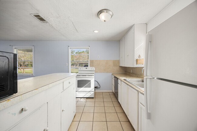 Building Photo - 340 Magnolia Dr