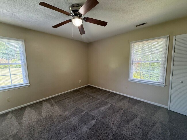 Building Photo - Nice 3 bedroom, 2 bath House