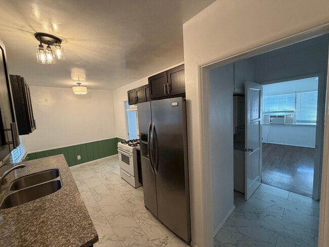 Building Photo - 124 N Beachwood Dr