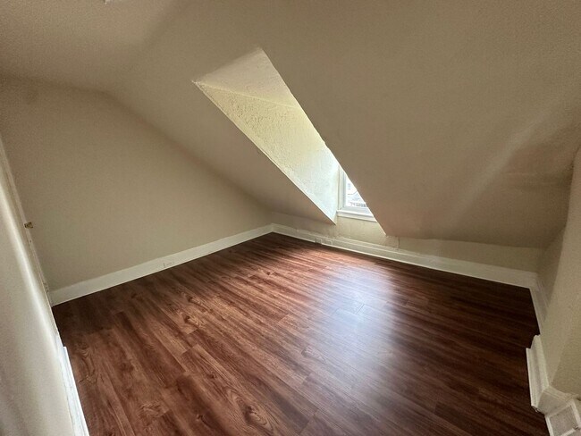 Building Photo - NEWLY UPDATED 4 BED 1 BATH HOME FOR RENT.