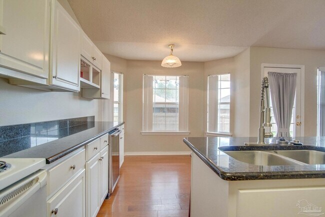 Building Photo - 5029 Lantana Dr