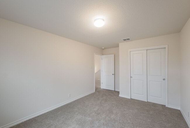 Building Photo - Private Cul-de-Sac Living with Spacious Backyard
