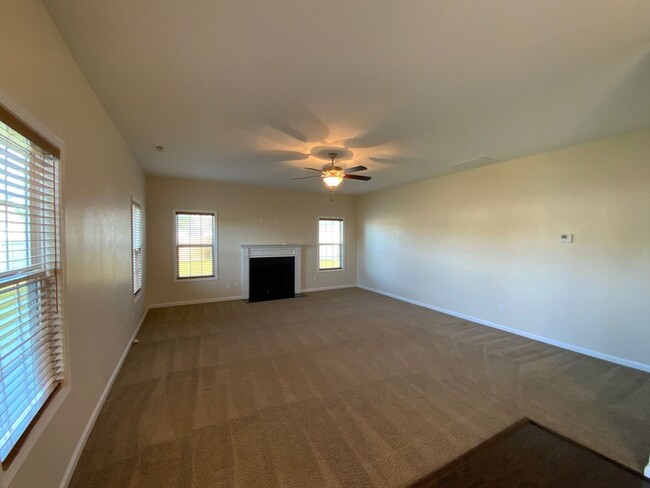 Building Photo - 4 BR 2.5 BA Carolina Plantations