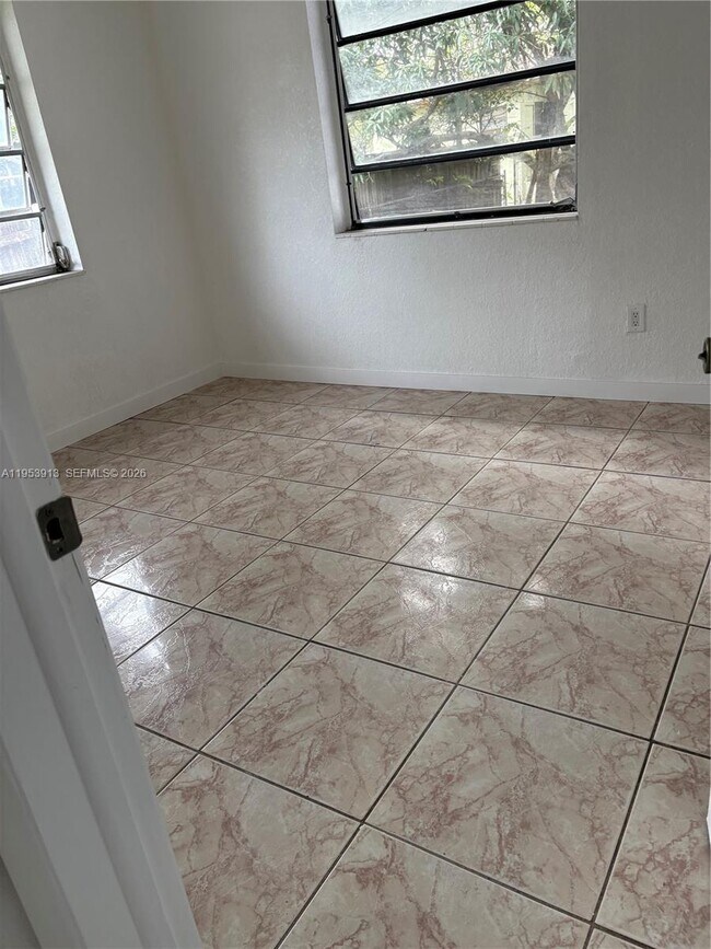 Building Photo - 280 NE 48th Terrace