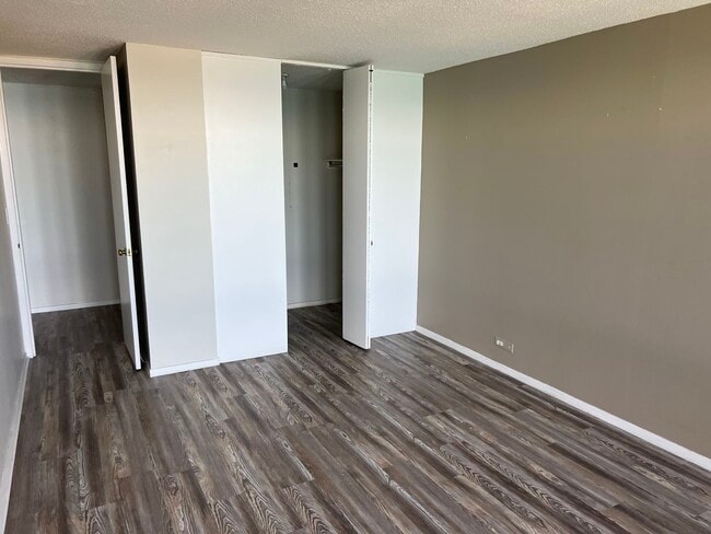 Building Photo - 6700 S South Shore Dr