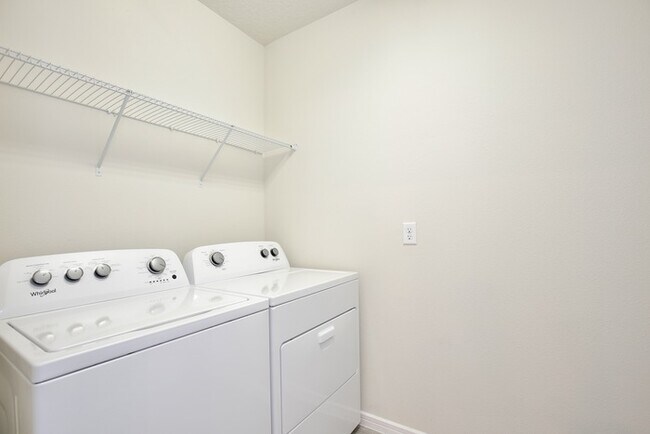 Building Photo - Beautiful 3/2.5 Modern Townhome with a Pri...