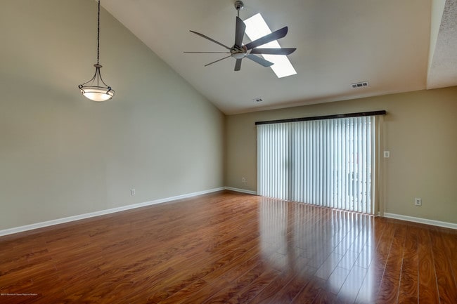 Building Photo - 92 Tulip Ln