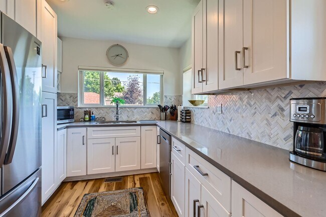 Building Photo - Highlands 2 BDR Turnkey Home