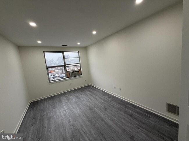 Building Photo - 205 N 9th St