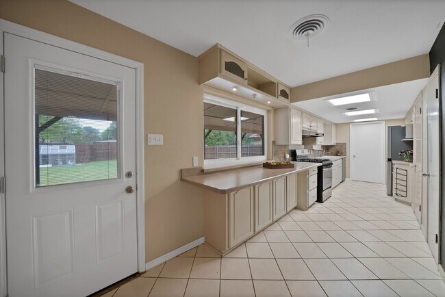 Building Photo - 526 Waggoner Dr