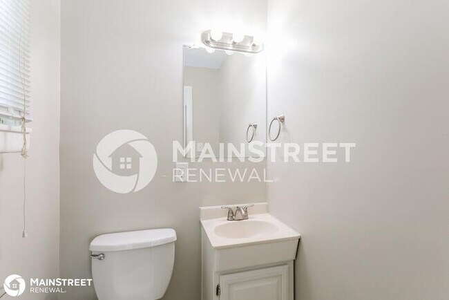 Building Photo - 922 N Harbison Ave