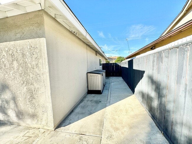 Building Photo - Beautiful, Single-Story, Updated, Private ...