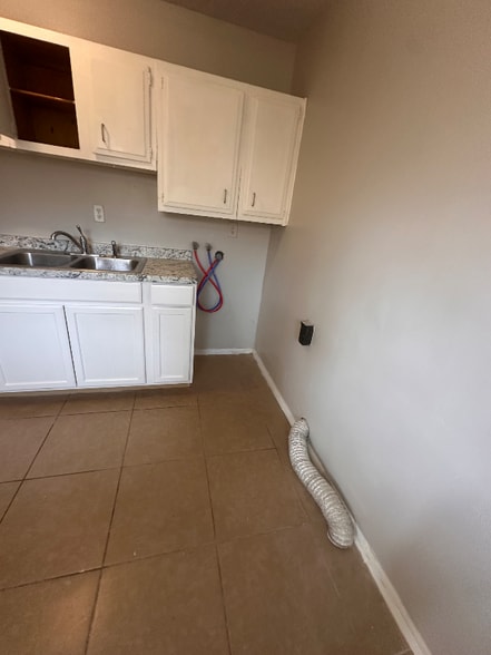 Building Photo - 150 E Blue Jay Rd